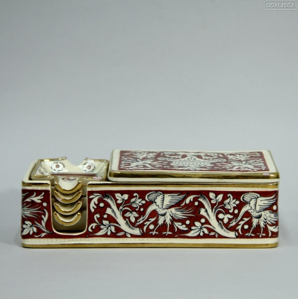 Realizado en cerámica pintada a mano.
Formado por caja y 4 ceniceros.
Origen: Italia.